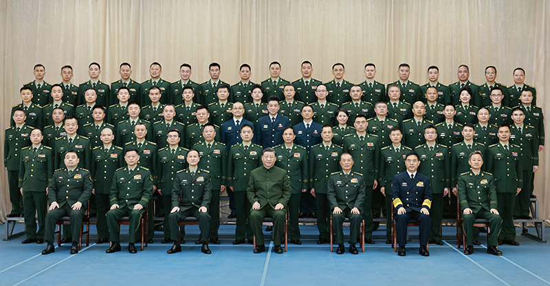 11月29日，中共中央總書記、國家主席、中央軍委主席習(xí)近平到武警海警總隊(duì)東海海區(qū)指揮部視察。這是習(xí)近平親切接見東海海區(qū)指揮部有關(guān)同志，同大家合影留念。